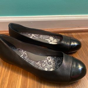 Comfortable black flats